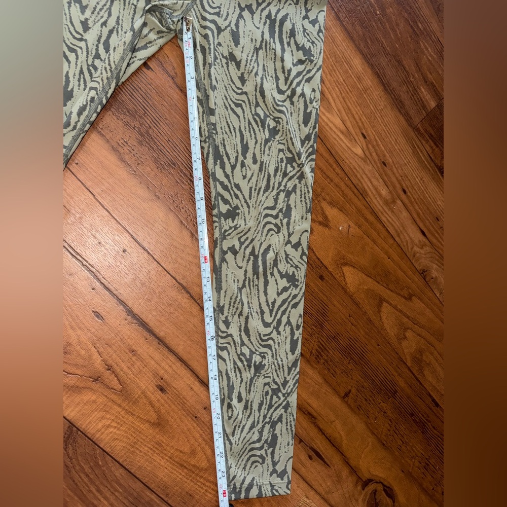 NWOT Varley Green Distorted Grain Luna Legging Size: Small - Picture 13 of 16